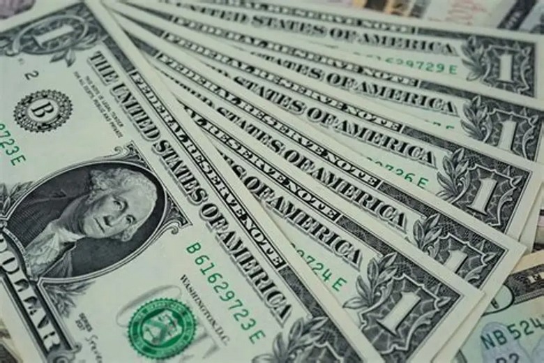 Tờ USD mới và nguyên vẹn chuẩn bị để đổi tại Ai Cập