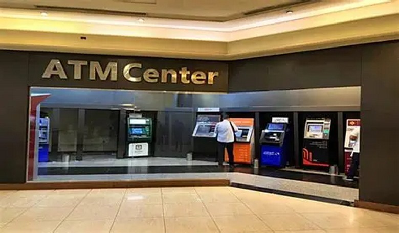 Cây ATM đặt trong sảnh ngân hàng ở Ai Cập