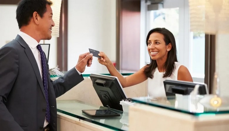 Du khách thanh toán bằng thẻ tại quầy lễ tân khách sạn ở Ai Cập