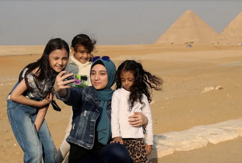 Gia đình có con nhỏ chụp hình trước kim tự tháp Giza