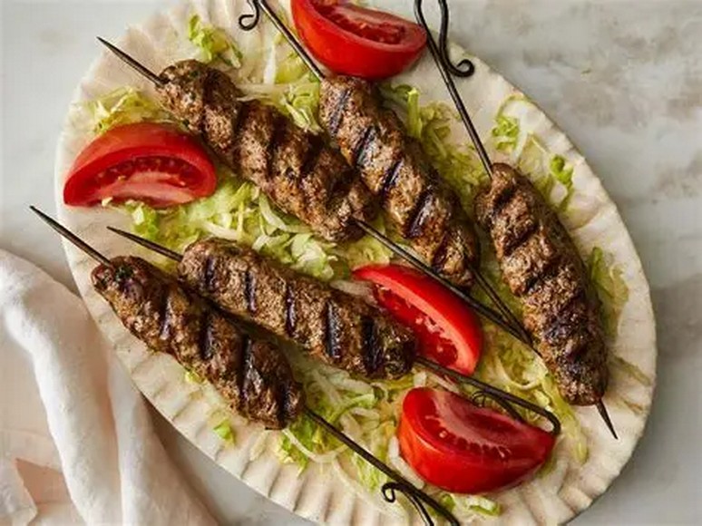 Đĩa thịt nướng kofta và kebab kiểu Ai Cập