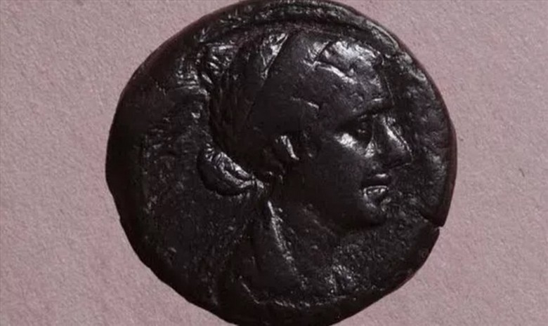 Chân dung nữ hoàng Cleopatra trên đồng xu cổ