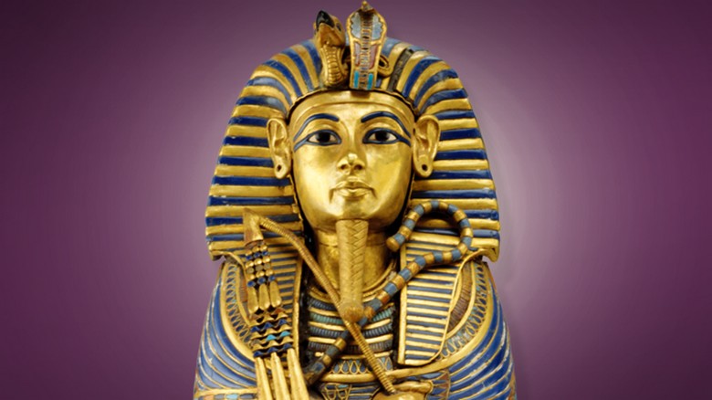 Tượng pharaoh đội vương miện kép, cầm quyền trượng và néo