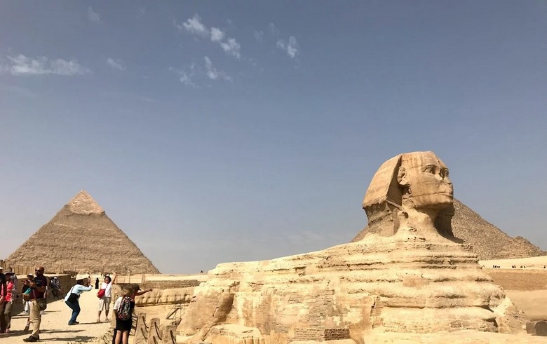  Tượng nhân sư Sphinx nhìn nghiêng với Kim Tự Tháp Khufu phía sau