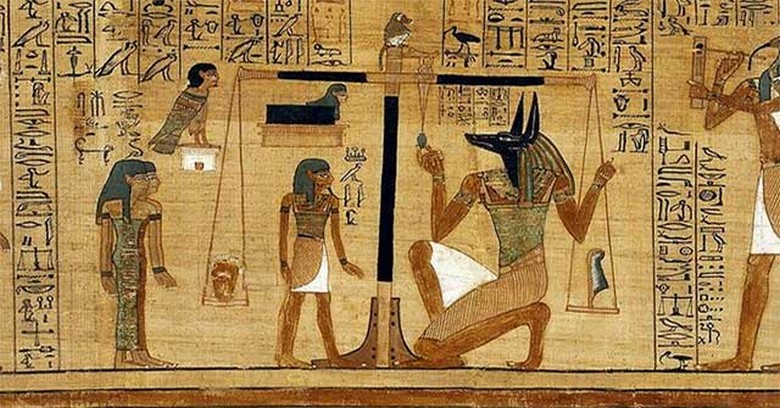 Cảnh Cân Trái Tim với thần Anubis và lông vũ Ma'at trên giấy cói cổ