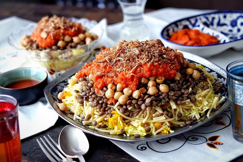 Tô koshari trộn cơm, mì, đậu lăng và hành phi