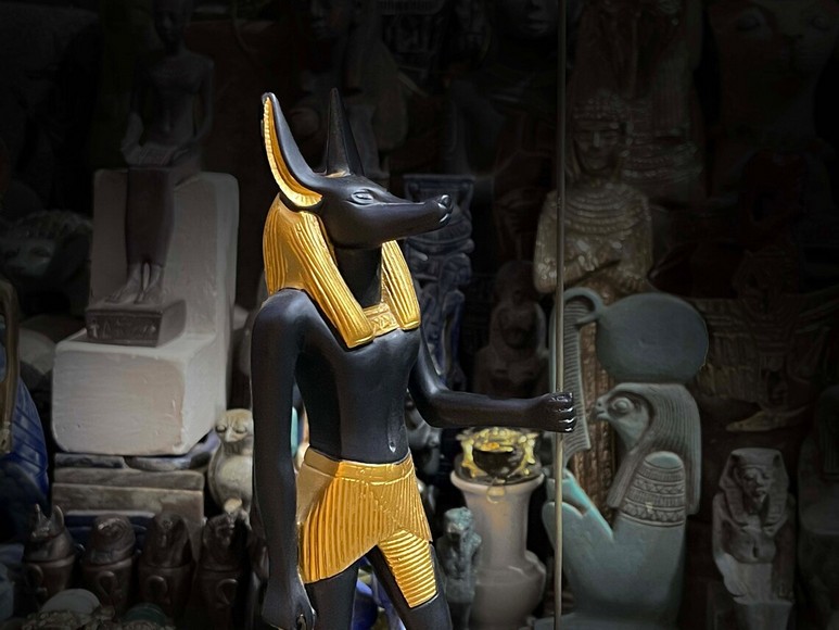 Tượng thần Anubis đầu chó rừng màu đen