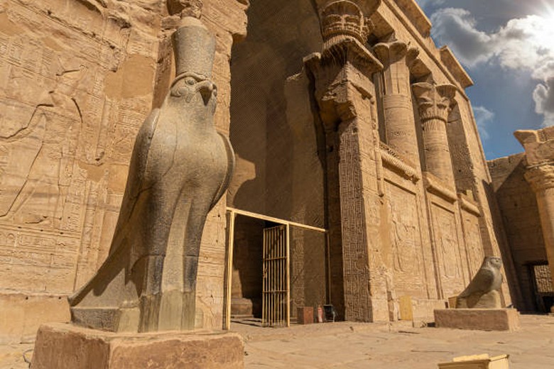 Hình khắc thần Horus đầu chim ưng tại đền Edfu