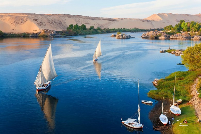 Sông Nile và cánh đồng bờ Tây Luxor nhìn từ trên cao