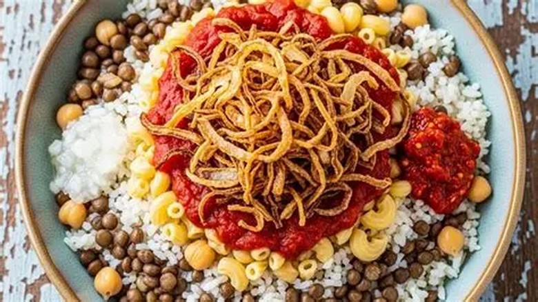 Đĩa koshari Ai Cập với mì, cơm, đậu lăng và hành phi