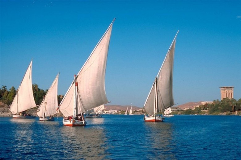 Thuyền felucca cánh buồm trắng lúc hoàng hôn trên sông Nile