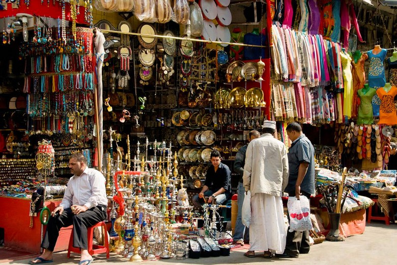 Du khách chọn mua đồ lưu niệm và trả giá tại quầy hàng ở Cairo