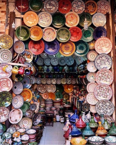 Một quầy hàng lưu niệm nhiều màu sắc trong khu chợ cổ Cairo
