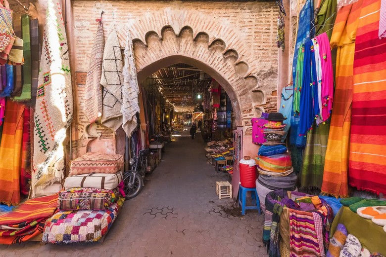  Bảng hiệu và lối vào khu chợ truyền thống ở Cairo