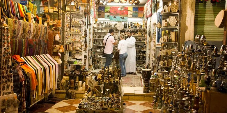 Người bán hàng Ai Cập trò chuyện thân thiện với khách du lịch