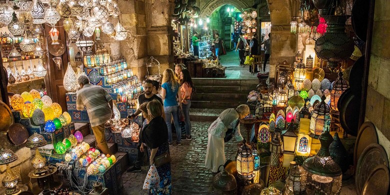 Phố cổ Khan el-Khalili Cairo lên đèn lồng vàng ấm về đêm