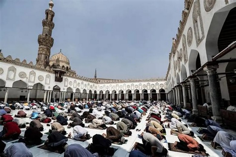 Tháp giáo đường và đường phố Cairo trong giờ cầu nguyện