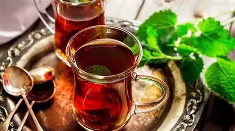 Cốc trà bạc hà nóng nhỏ trên bàn quán ahwa