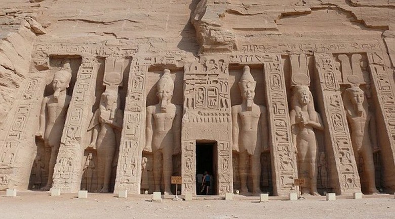 Mặt tiền đền nhỏ với tượng hoàng hậu Nefertari cao ngang vua Ramses II