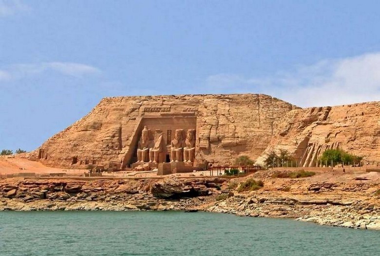  Toàn cảnh hai đền Abu Simbel bên bờ hồ Nasser xanh biếc