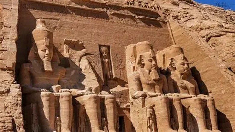  Đền Abu Simbel với mặt tiền tượng Ramses II