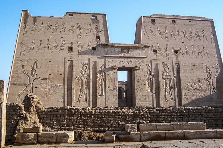 Cổng tháp môn cao 36 mét của đền Edfu