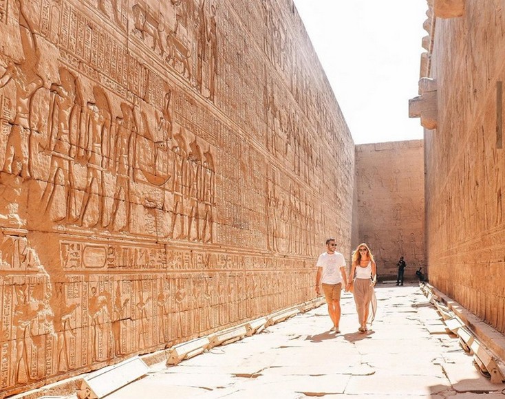 Hàng cột và phù điêu bên trong đền thờ nữ thần Isis ở Philae