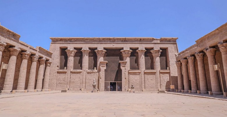 Sảnh cột lớn bên trong đền Edfu với trần còn vết ám khói