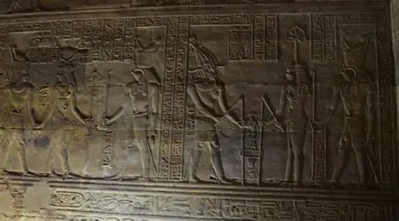 Phù điêu khắc trên tường đền Edfu kể chuyện thần Horus