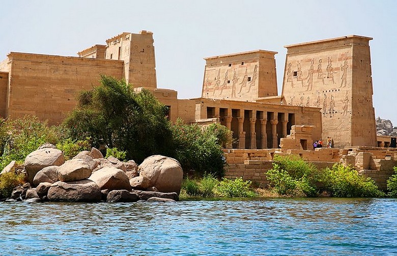 Đền Philae soi bóng trên mặt nước giữa đảo xanh ở Aswan